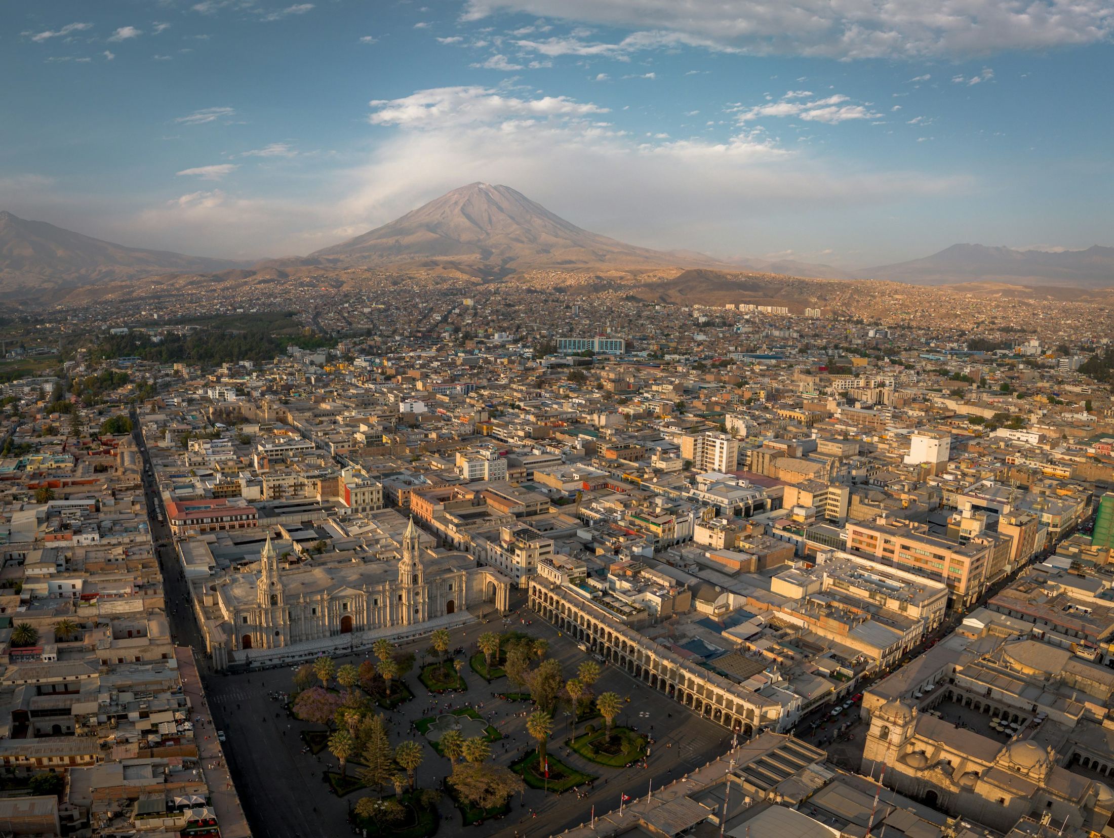 Vista aérea de Arequipa con el Misti al fondo