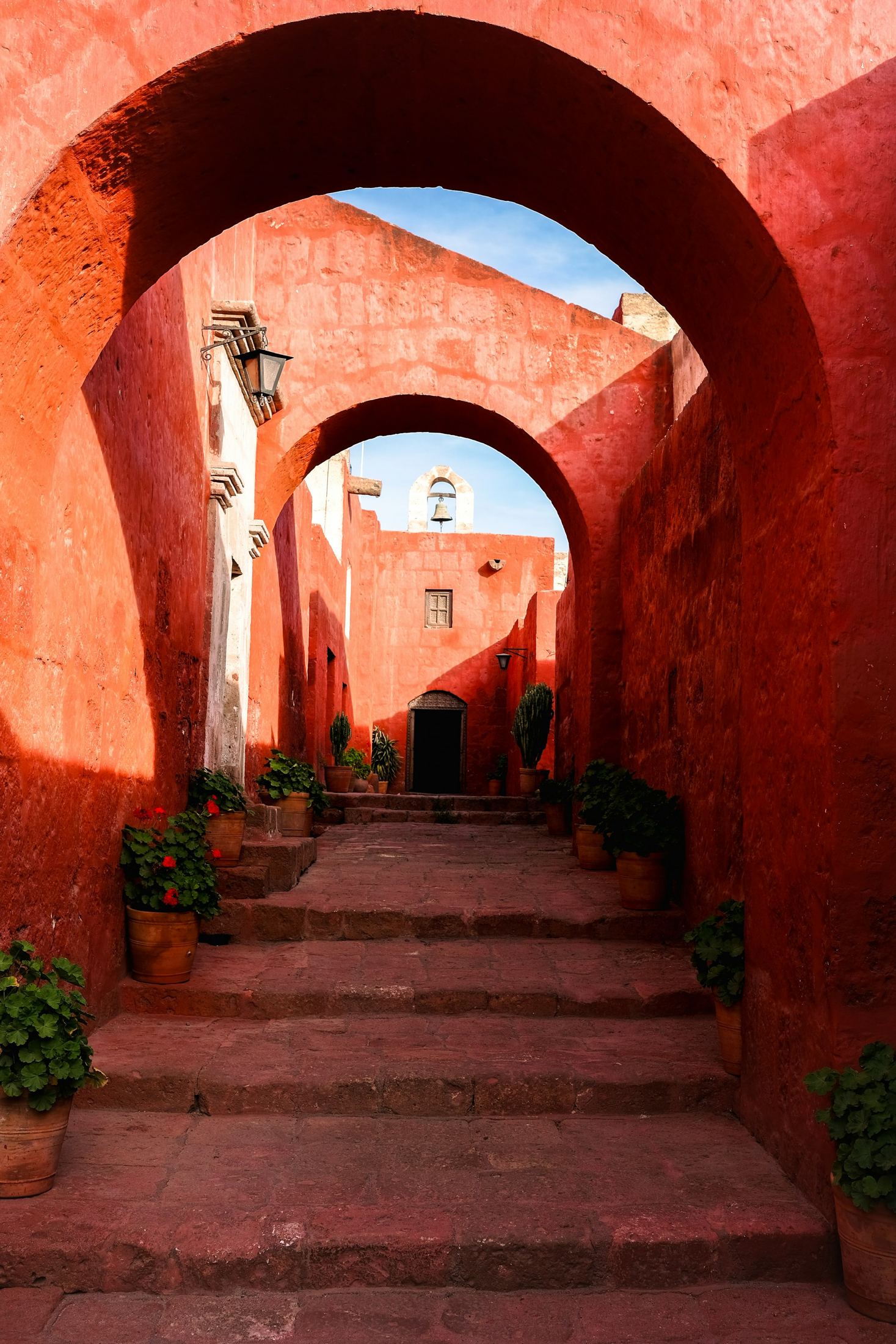 Calle de sillar con arcos en el monasterio de Santa Catalina, Arequipa